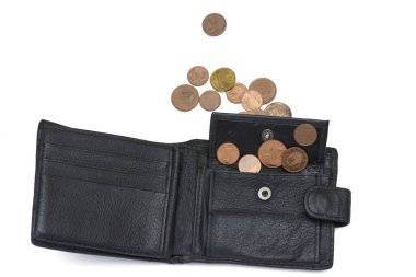 Sarı euro sentlik bozuk paralarla kaplı eski siyah deri cüzdan. Arka planda yakın plan.
