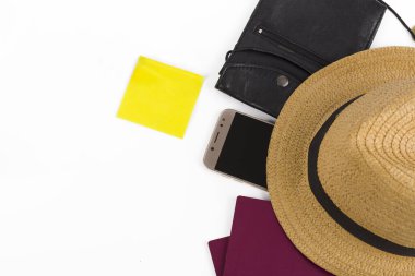 Seyahat aksesuarı (pasaport, telefon, şapka ve cüzdan), uçuş iptal edildi ve beyaz arka planda izole edilmiş koronavirüs kan testi pozitif çıktı. Uçuş kısıtlandı ve Covid-19 yayılma konsepti.