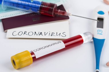 Coronavirus ve seyahat konsepti. COVID-19 Coronavirus, pasaport ve maske. Corona virüsü salgını, Wuhan, Çin 'de salgın. Corona virüsü bulaşmış turistlerin seyahat kısıtlamaları ve karantinası