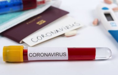Coronavirus ve seyahat konsepti. COVID-19 Coronavirus, pasaport ve maske. Corona virüsü salgını, Wuhan, Çin 'de salgın. Corona virüsü bulaşmış turistlerin seyahat kısıtlamaları ve karantinası