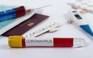 Coronavirus ve seyahat konsepti. COVID-19 Coronavirus, pasaport ve maske. Corona virüsü salgını, Wuhan, Çin 'de salgın. Corona virüsü bulaşmış turistlerin seyahat kısıtlamaları ve karantinası