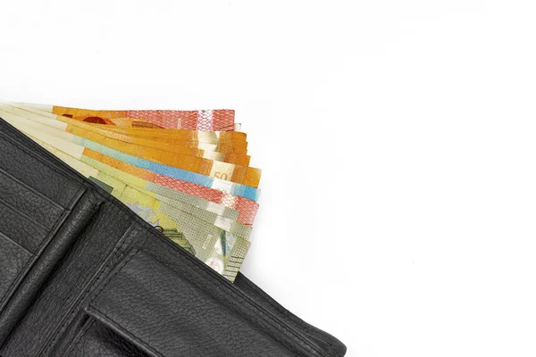 Draufsicht Auf Die Neue Schwarze Echtledertasche Mit Banknoten Und Kreditkarte — Stockfoto