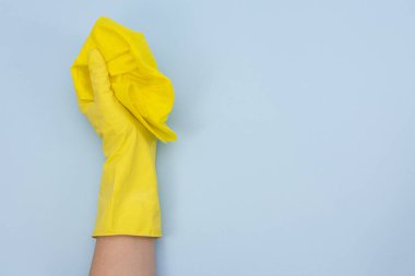 Soluk mavi arka planı temizleyen kadın elleri. Temizlik ya da temizlik konsepti. Uzayı kopyala Düz yatış, Üst Görünüm