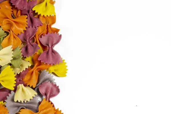 Pasta Italiana Cruda Multicolor Farfalle Sobre Fondo Blanco Con Espacio —  Fotos de Stock