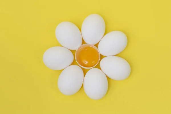 Nahaufnahme Weiße Hühnereier Kreis Als Blume Der Mitte Des Eigelbs Stockfoto