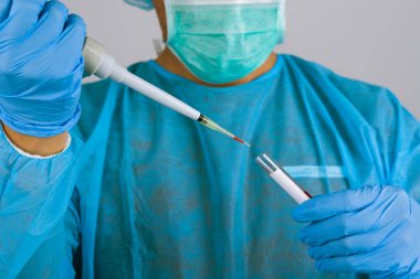Klinik laboratuarında kan örneği oluşturan, test eden ya da araştırma yapan bir doktor.