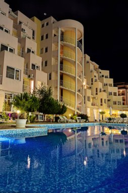 Bulgaristan 'ın Sunny Beach kenti - 05.05.2020: Bulgaristan' ın Karadeniz kıyısındaki en büyük turizm beldesinde yaz mevsimi boyunca sahil kenarındaki şık, rahat ve rahat otel Whit havuzu