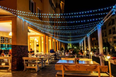 Bulgaristan 'ın Sunny Beach kenti - 05.05.2020: Bulgaristan' ın Karadeniz kıyısındaki en büyük turizm beldesinde yaz mevsimi boyunca sahil kenarındaki şık, rahat ve rahat otel Whit havuzu