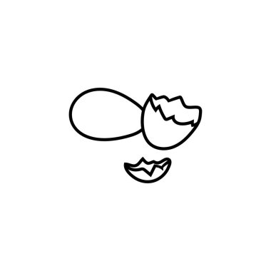 Tavuk yumurtaları ve yarım kırık yumurta sarısı beyaz arka planda izole edilmiş.