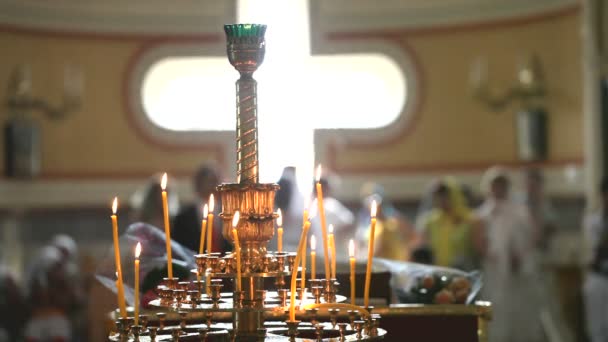 Lustre da igreja com velas — Vídeo de Stock