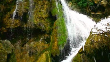 Bahar şelale dağlarda