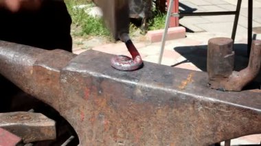 El ile çalışan demirci