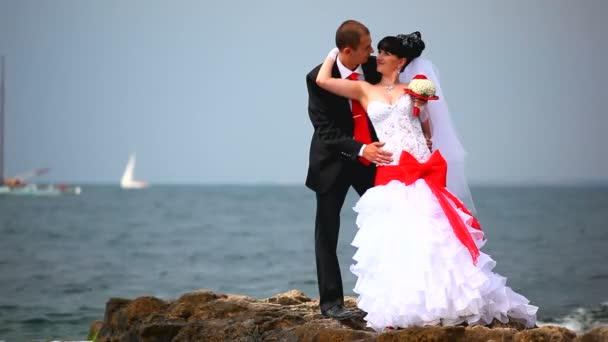 Pareja de boda cerca del mar — Vídeos de Stock