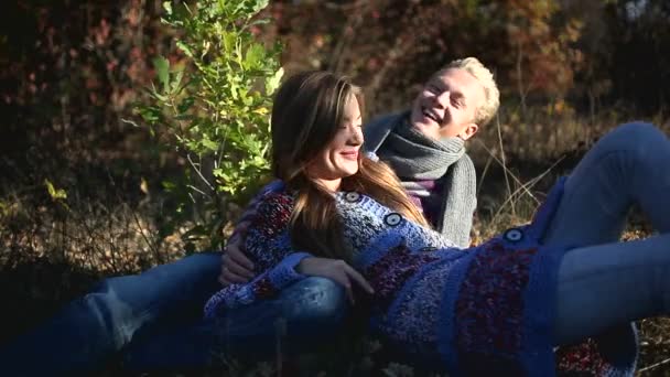 Веселая пара в осеннем лесу — стоковое видео