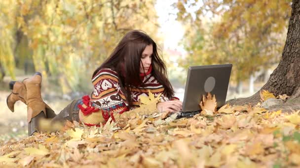 Mulher com laptop no parque de outono — Vídeo de Stock