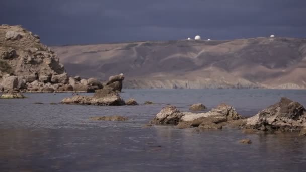 Panoramalandschaft mit verliebtem Paar — Stockvideo