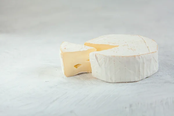 Fromage de brie frais avec moisissure blanche sur fond blanc — Photo