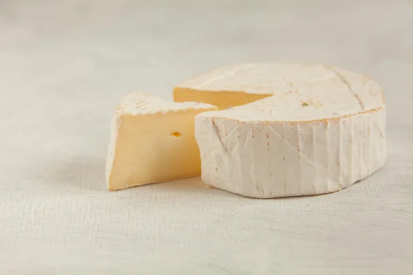 Fromage de brie frais avec moisissure blanche sur fond blanc — Photo