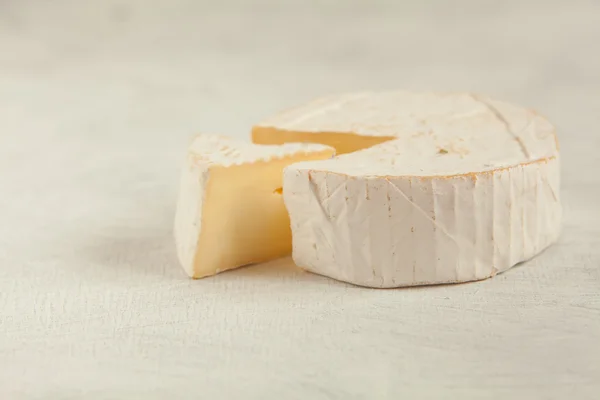 Fromage de brie frais avec moisissure blanche sur fond blanc — Photo