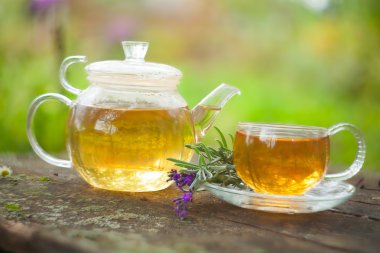 Güzel fincanda yeşil çay