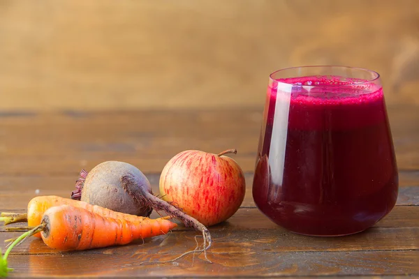 Zumo de remolacha en vaso sobre mesa — Foto de Stock