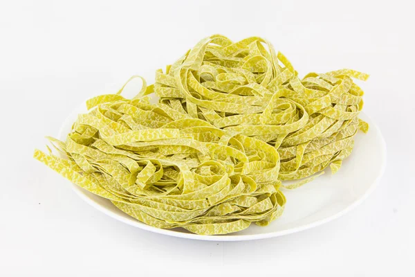 สีเขียวอร่อย tagliatelle แยกบนสีขาว — ภาพถ่ายสต็อก