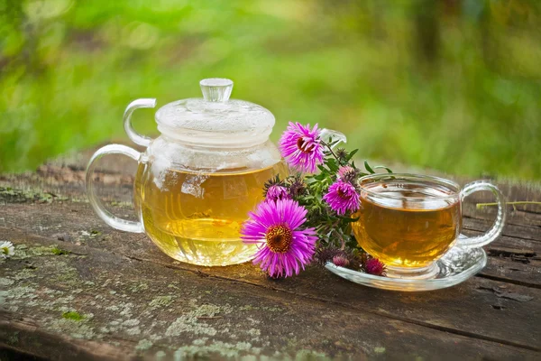 Güzel fincanda yeşil çay