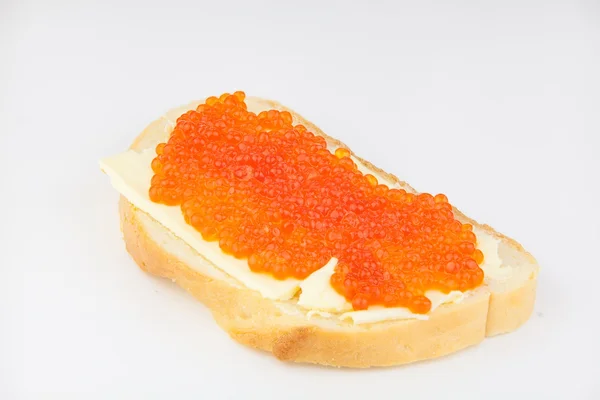 Läcker aptitretande smörgås med röd kaviar på vit — Stockfoto