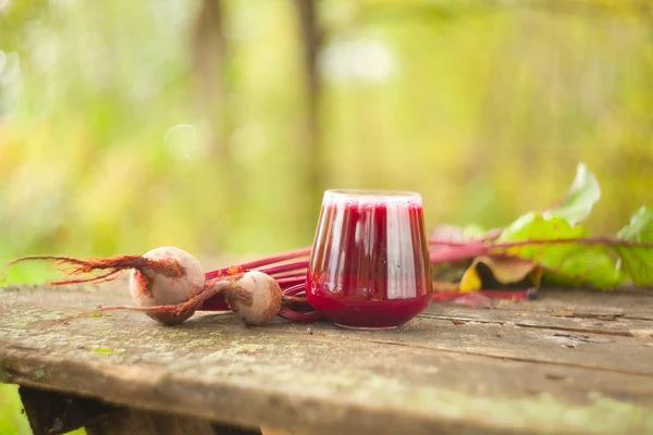 Suco de beterraba em vidro na mesa — Fotografia de Stock