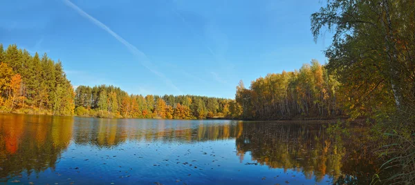 Herbst schöne panoramische ländliche Landschaft — Stockfoto
