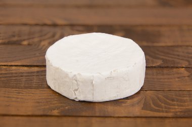 Beyaz bir arka plan üzerinde beyaz kalıp ile taze brie peyniri
