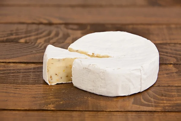 Queijo brie fresco com mofo branco sobre fundo branco — Fotografia de Stock