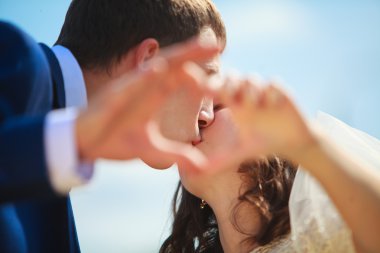 Gelin peçe gülümseyen