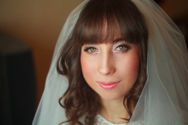 Gelin peçe gülümseyen