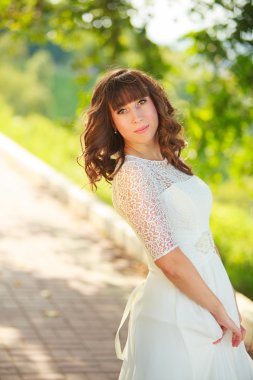 Gelin peçe gülümseyen