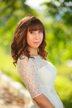 Gelin peçe gülümseyen