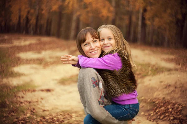 Egy nő lánya tartja a karjában — Stock Fotó