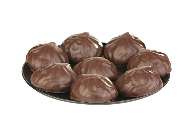 Вкусный шоколадный зефир на тарелке на белом — стоковое фото