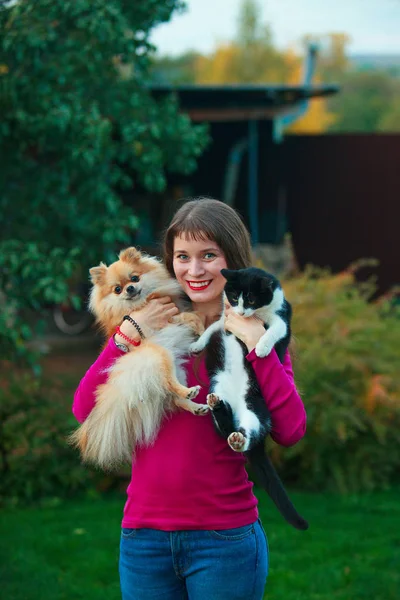 kadın el kedi ve köpek tutar