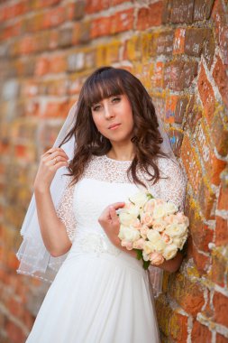 Gelin peçe gülümseyen