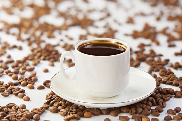 Café em xícara de café com grãos naturais — Fotografia de Stock