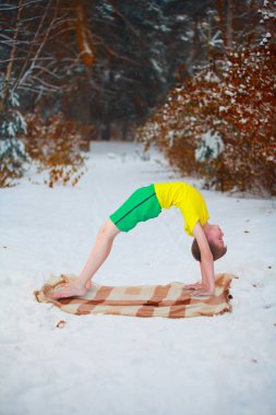 yakışıklı çocuk açık havada yoga yaparken 