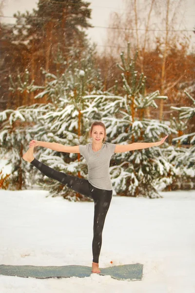 Szép nő, jóga, kint a hóban — Stock Fotó