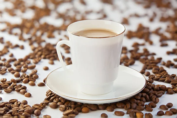 Café en taza de café con granos naturales — Foto de Stock