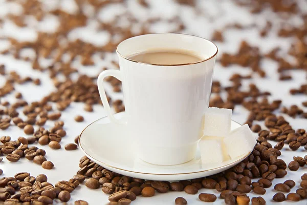 Café en taza de café con granos naturales — Foto de Stock