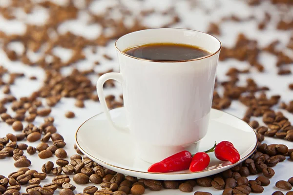 Café dans une tasse de café avec des grains naturels — Photo