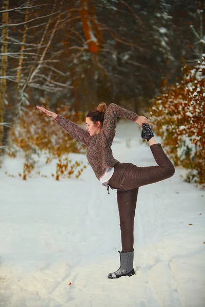 Bella donna che fa yoga all'aperto nella neve — Foto Stock