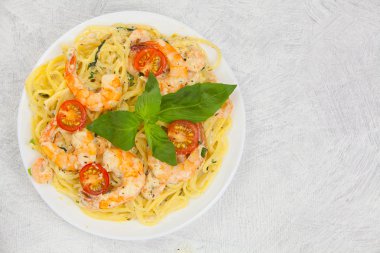  Spagetti karides ve plaka üzerinde fesleğen ile 