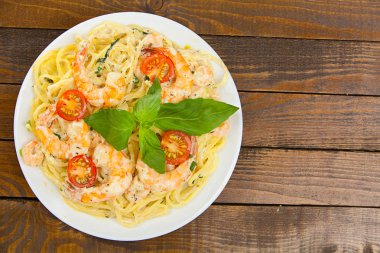  Spagetti karides ve plaka üzerinde fesleğen ile 