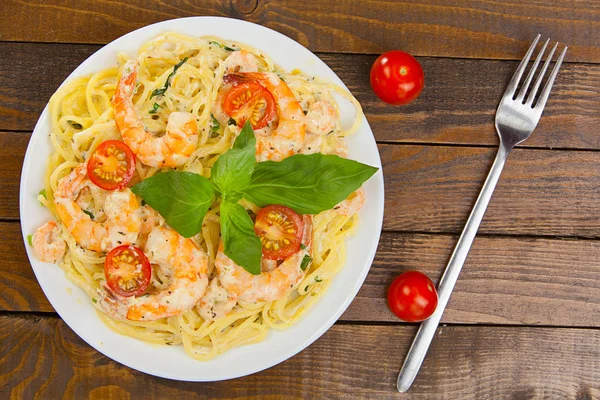  Spagetti karides ve plaka üzerinde fesleğen ile 